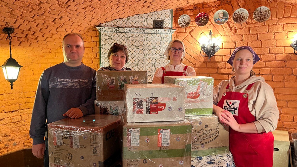 Волонтеры Полевой кухни «Варяг» Сергей и Ирина Лавровы, Галина Авакимова и руководитель проекта Мария Филатова собрали посылки с сухими супами и другими продуктами для бойцов, находящихся в зоне специальной военной операции