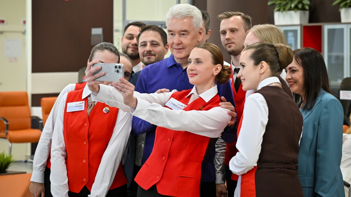 Мэр Москвы Сергей Собянин на открытии нового МФЦ с его сотрудниками