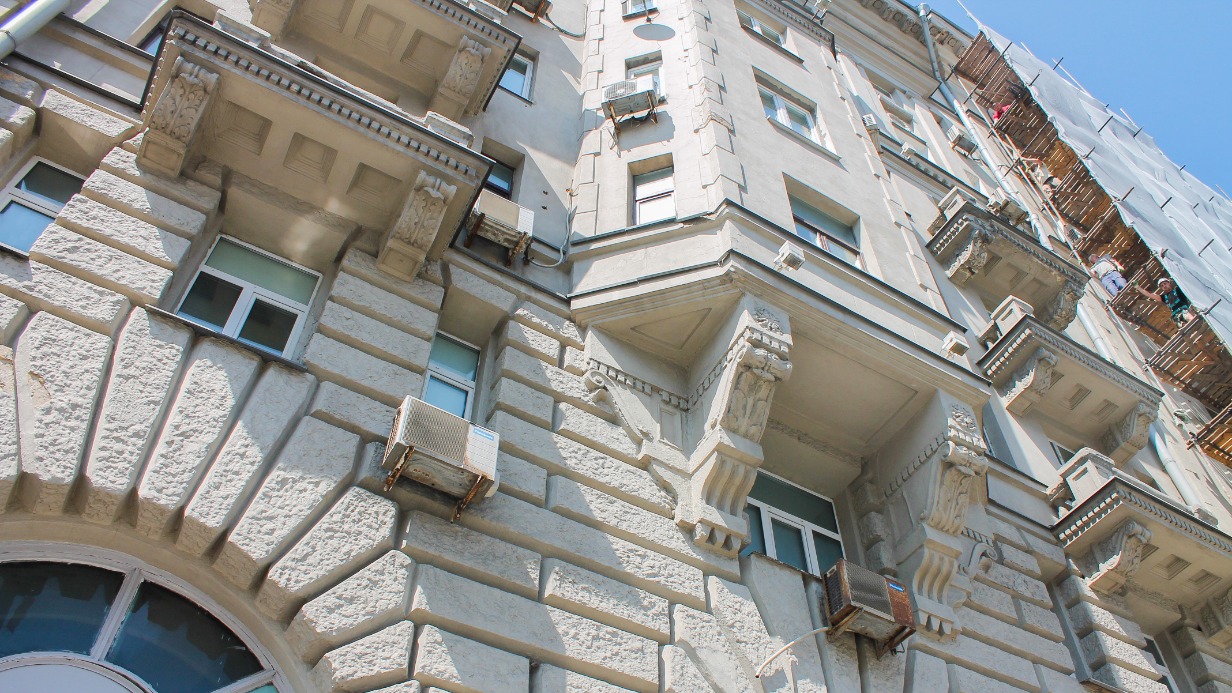 На Земляном Валу в жилом доме в стиле советской неоклассики стартовал комплексный капремонт