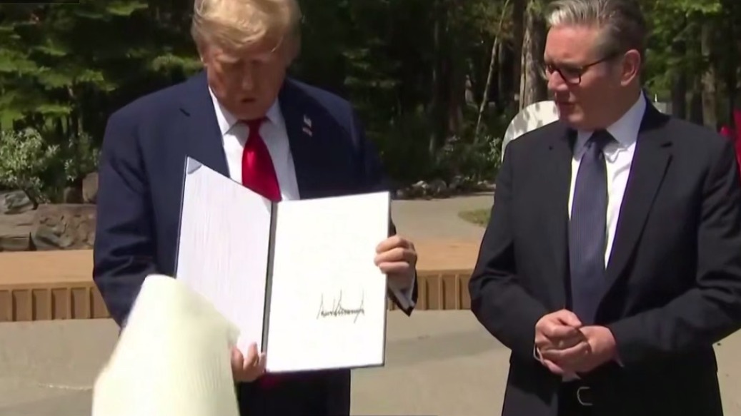 Трамп перед камерой рассыпал листы из торгового соглашения с Великобританией