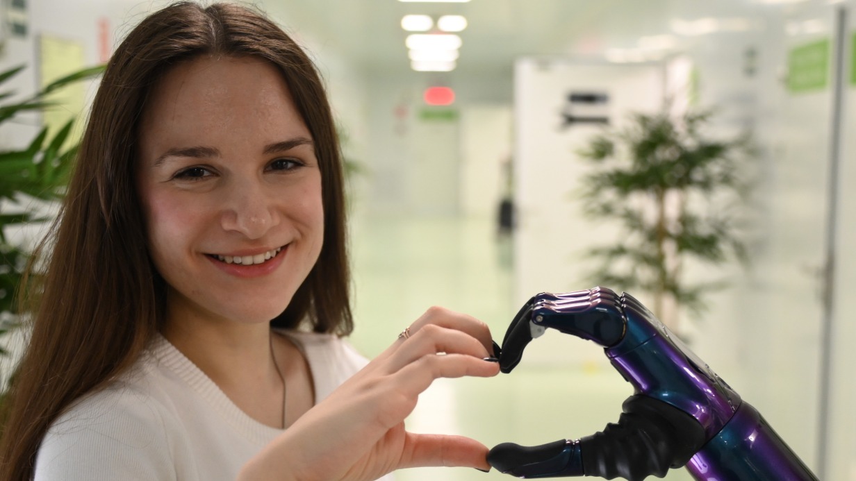 Младший инженер компании-резидента ОЭЗ «Технополис Москва», амбассадор Валерия Ранкич представляет бионический протез. Эту разработку покажут на стенде Москвы на Петербургском международном экономическом форуме