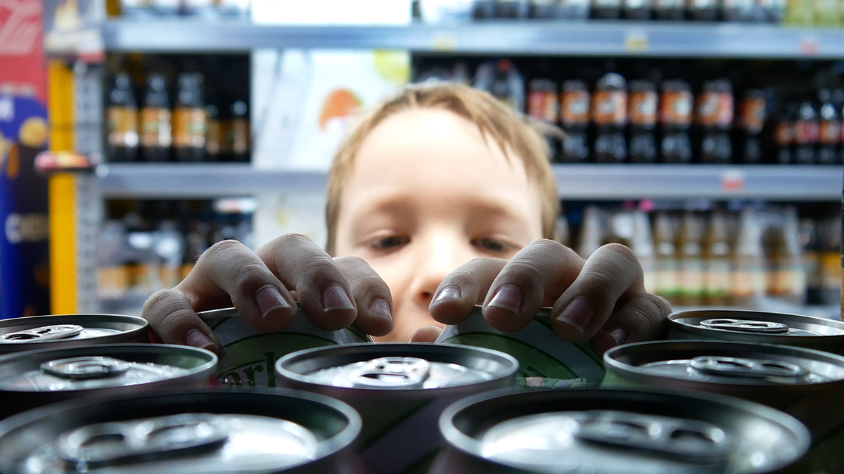 Какой напиток сильнее всего портит зубную эмаль