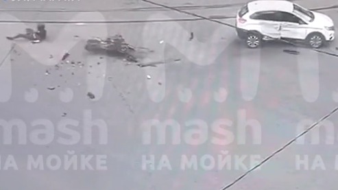 Петербуржец сделал сальто с розового мотоцикла при столкновении с авто (видео)