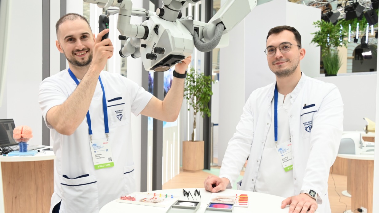 Специалисты Боткинской больницы Артем Фоменко и Максим Федотов на Московском онкологическом форуме демонстрируют работу медицинского микроскопа, с помощью которого проводятся высокоточные операции по удалению опухолей головного мозга и других новообразований