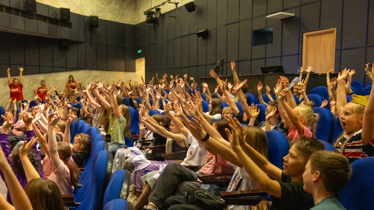 Радиоведущий Игорь Паньков встретился с участниками клуба «Лето Побед»