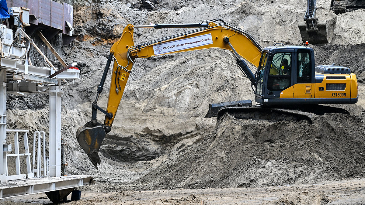 Мужчина украл экскаватор со стройки на Каширском шоссе в Москве