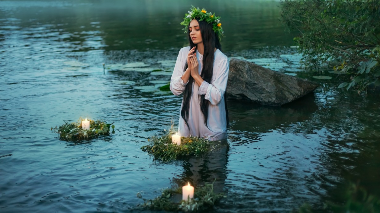 В день летнего солнцестояния девушки на Руси заплетали венки, пускали их по воде и ждали, пока юноши на другом берегу их найдут, по этим венкам молодые люди искали красавиц и «венчались»