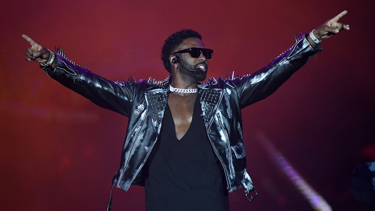 Американец Джейсон Деруло начал концерт в Москве треком «Матушка-земля»