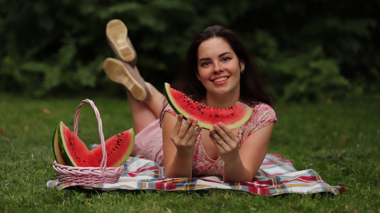Москвичка Анна Завьялова ест арбуз в парке