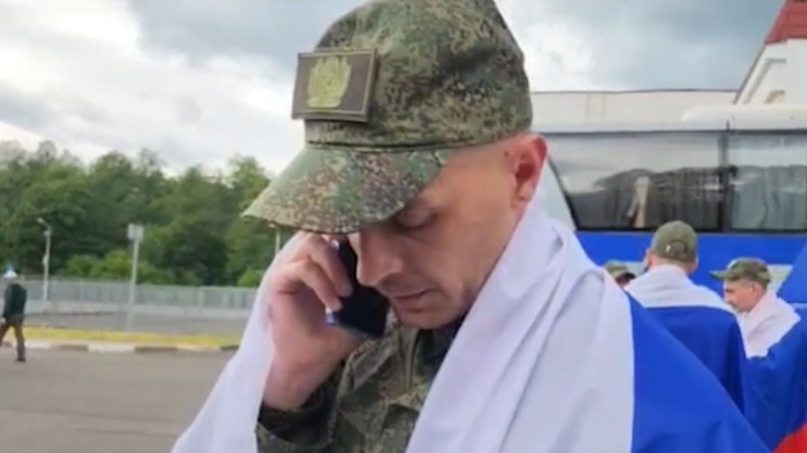 «Сынок, скоро дома буду»: Минобороны показало кадры с возвращенными из плена бойцами