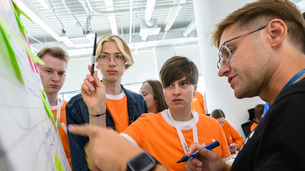 Отставить общепит: как найти работу на молодежных форумах