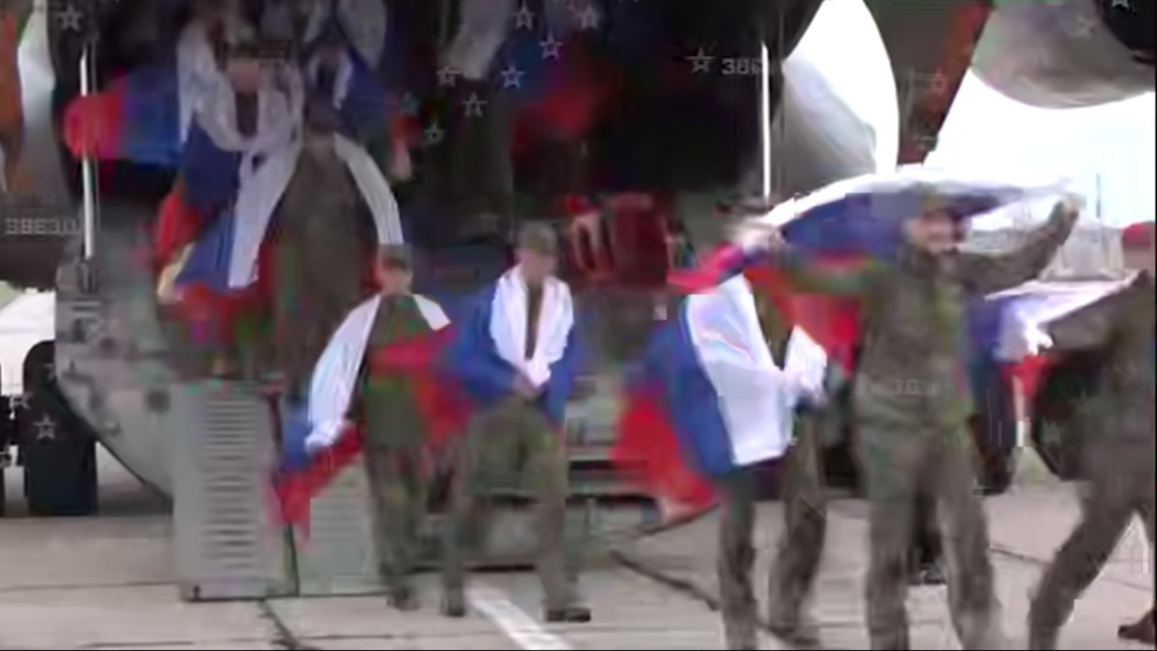 Самолет с вернувшимися из плена российскими военными приземлился в Подмосковье