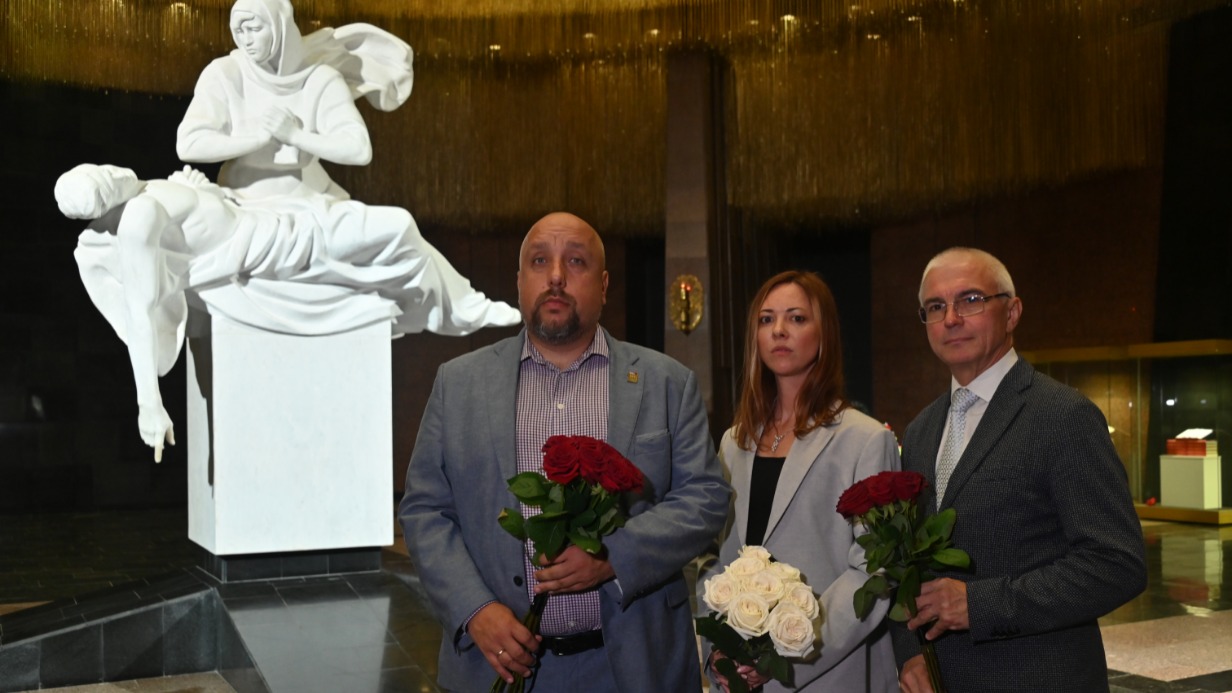 Слева направо: заместитель главного редактора, шеф-редактор утреннего выпуска газеты «Вечерняя Москва» Алексей Зернаков, директор по маркетингу Мария Герман, заместитель генерального директора Владимир Манжула во время возложения цветов к скульптуре «Скорбь» в Музее Победы