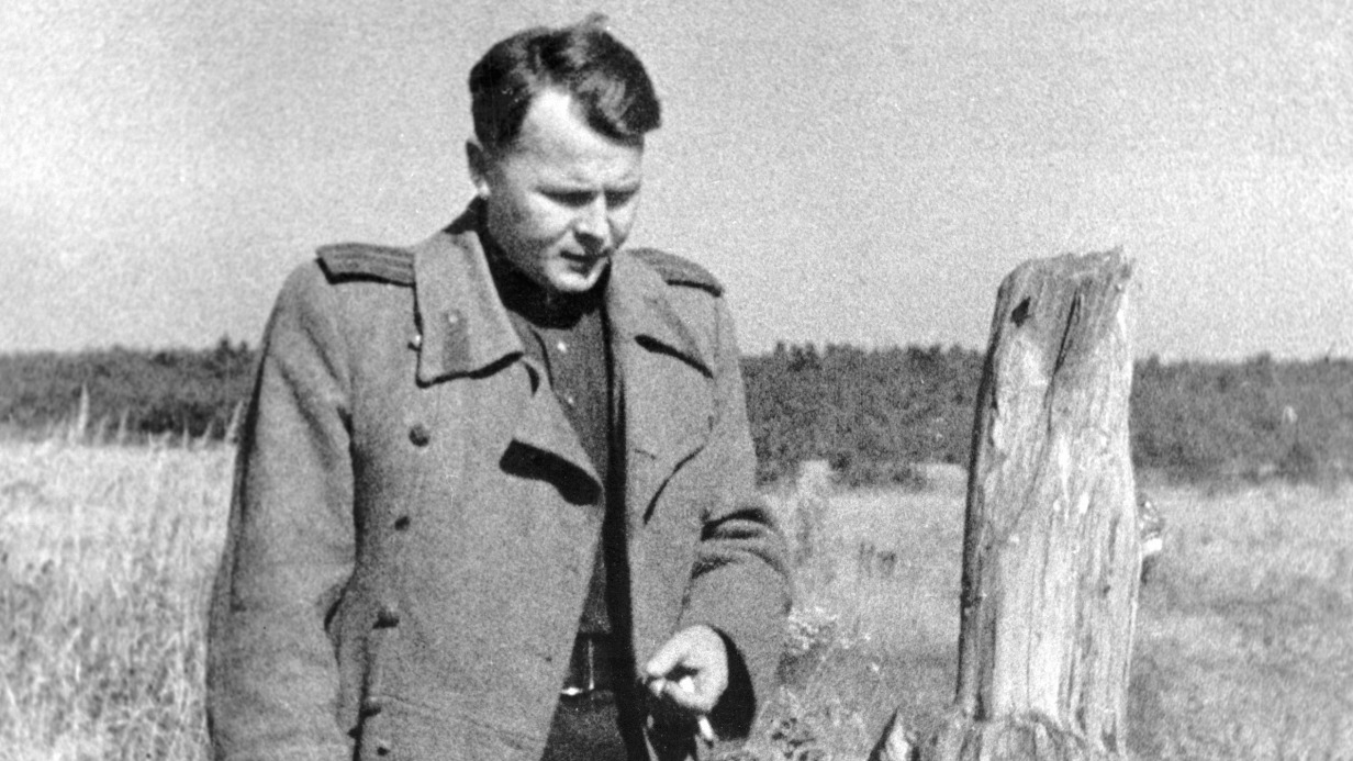 Александр Твардовский в родной деревне Загорье на Смоленщине, только что освобожденной от оккупации