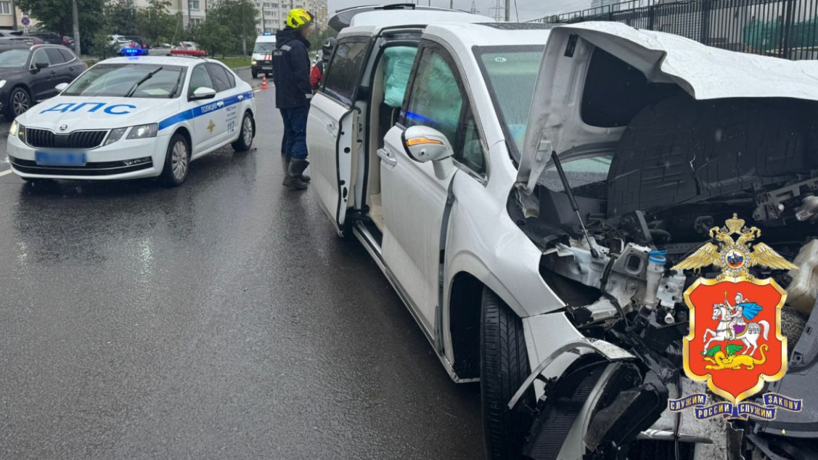 Водитель иномарки врезался в семь машин в Химках из-за плохого самочувствия