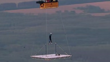 Россиянин первым в мире сделал «солнышко» на воздушном шаре без страховки 