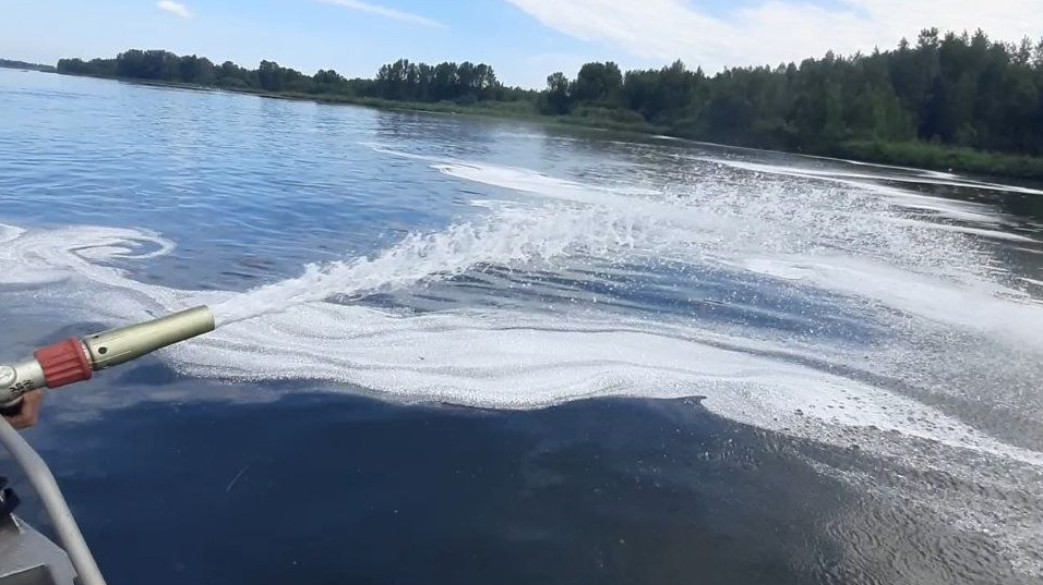 Нефтепродукты попали в Енисей при подъеме затонувшего судна в Красноярском крае