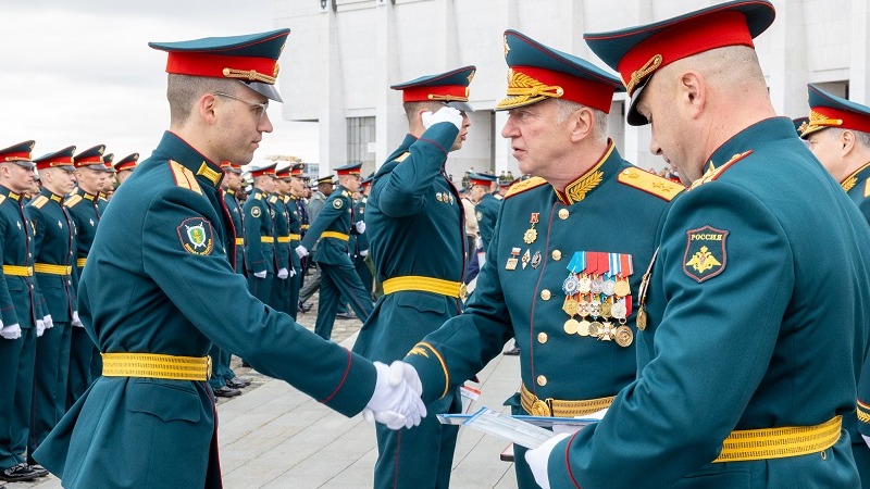 Возле Музея Победы на Поклонной горе прошла церемония выпуска офицеров Военного университета Минобороны России
