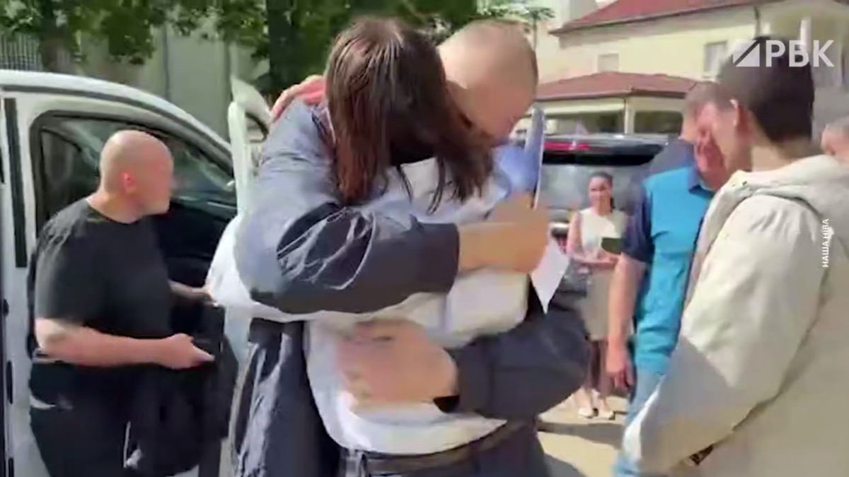 Появились кадры встречи Сергея и Светланы Тихановских спустя пять лет разлуки