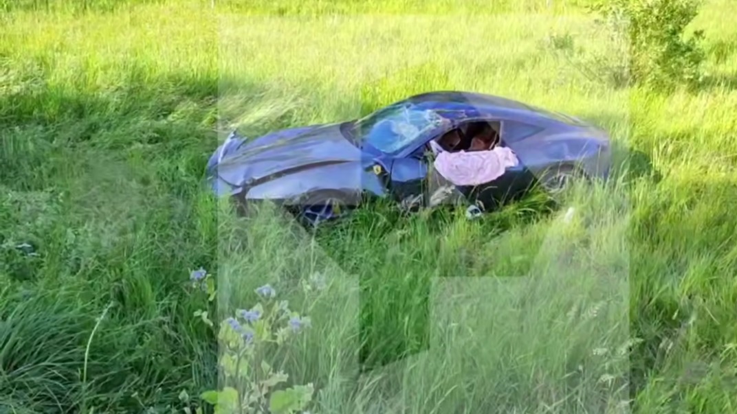 Авария с участием спорткара Ferrari произошла на юго-западе Москвы