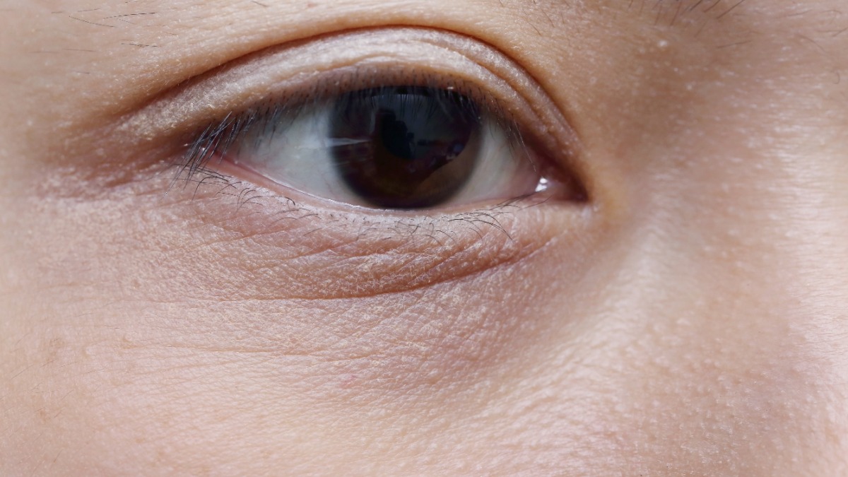 Китаец с маленькими глазами посетовал, что машина постоянно просит его не спать