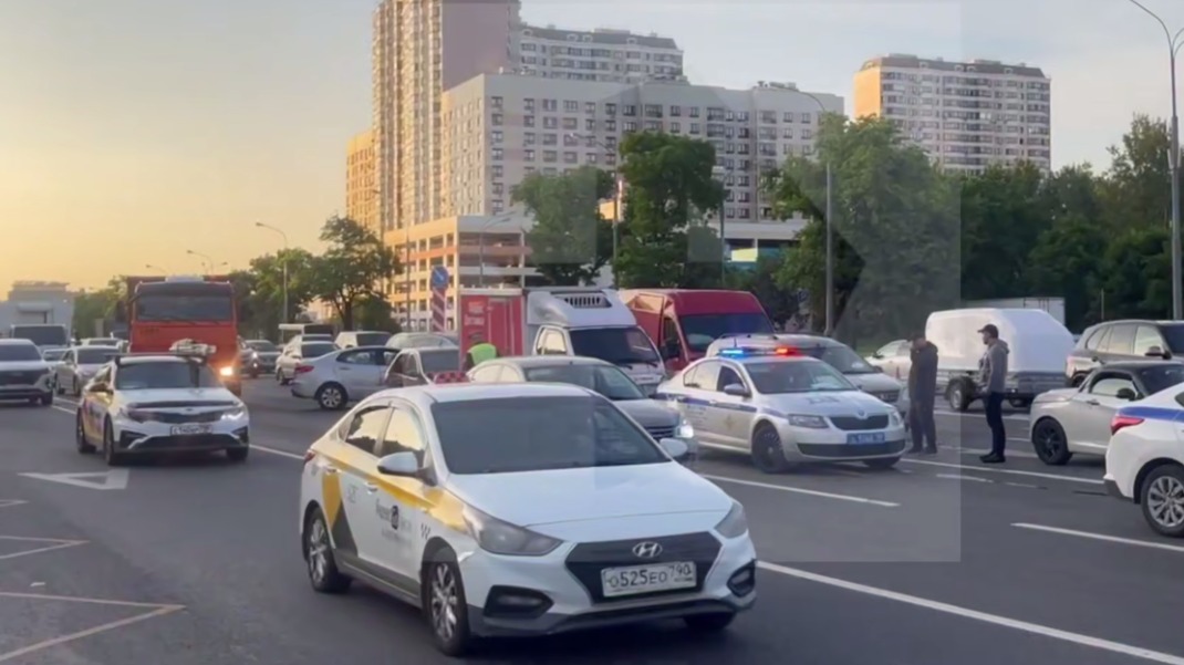 Семь машин столкнулись на Каширском шоссе на юге Москвы