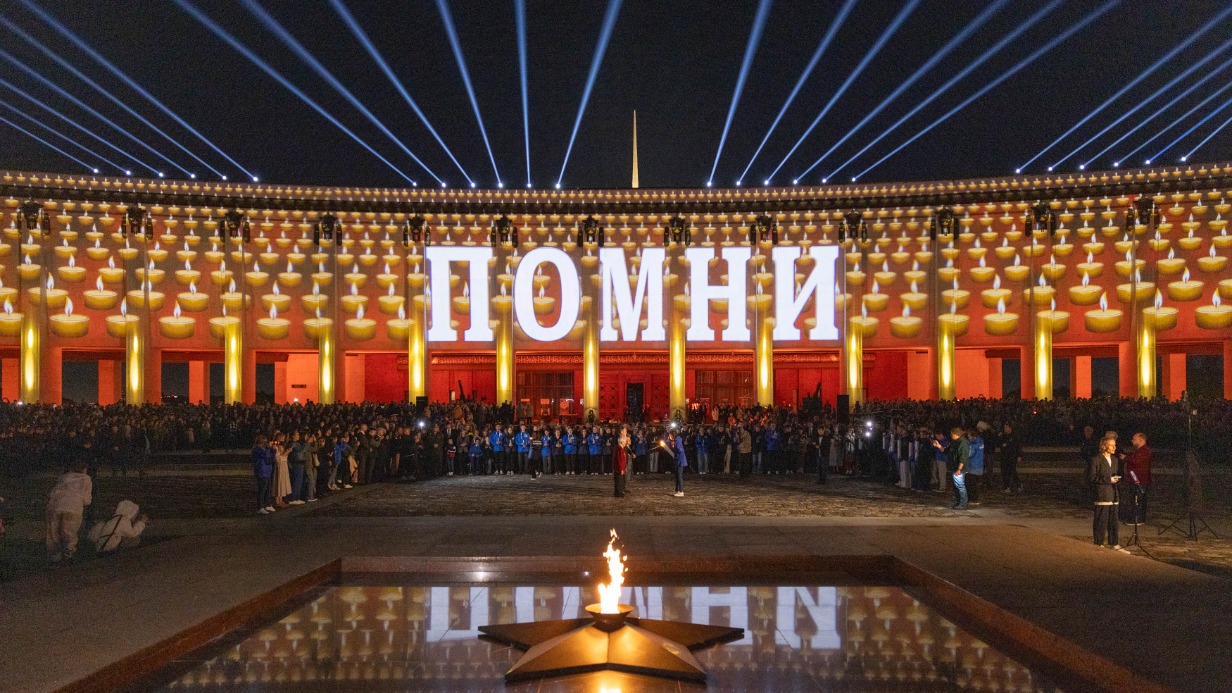 Около 5 тысяч человек приняли участие в акции «Свеча памяти» у стен Музея Победы