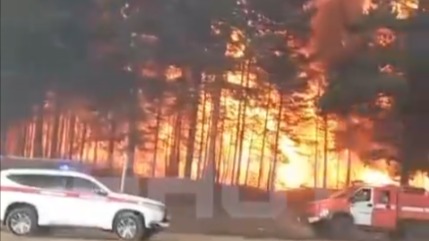 Тушат три самолета: трассу Чита — Забайкальск перекрыли из-за сильного пожара