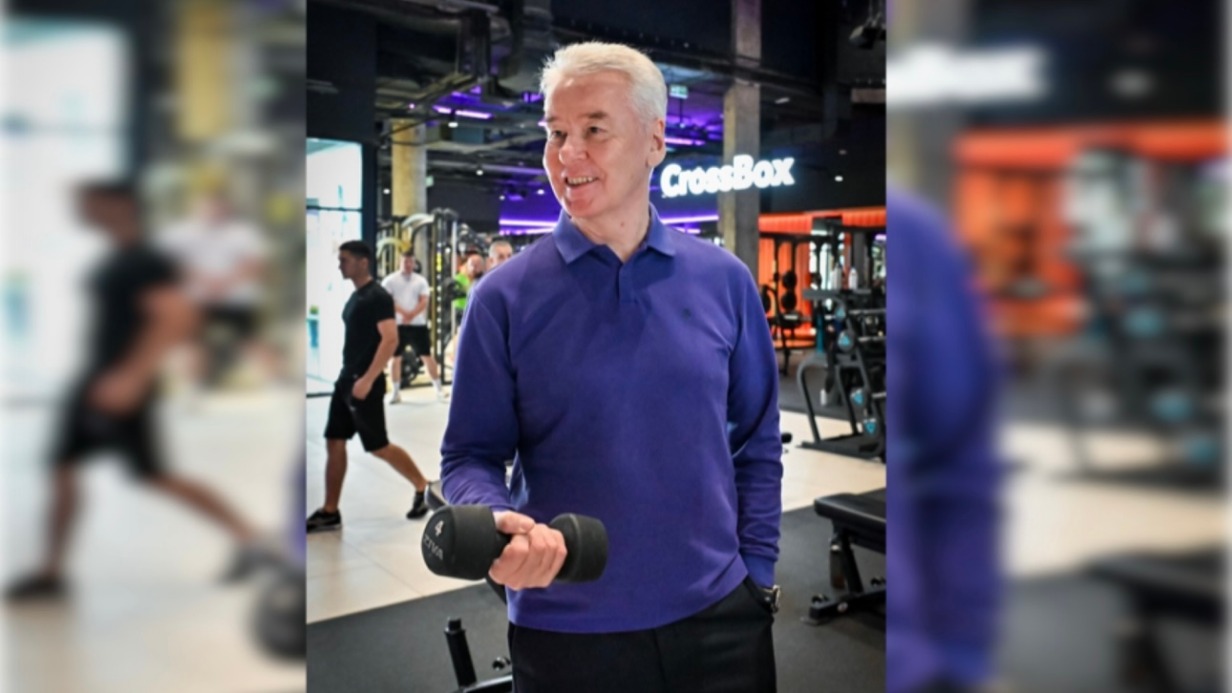 Мэр Москвы Сергей Собянин открыл офис «Мои документы» района Аэропорт. Он расположен в здании общественного центра «Баку». Здесь есть и спортивные, и детские центры