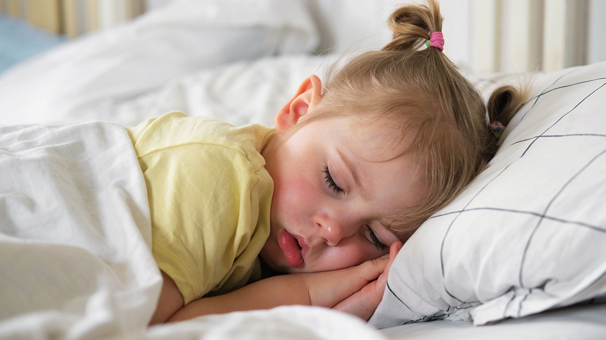 Особенно по ночам: когда при повышенной потливости у детей надо бежать к врачу