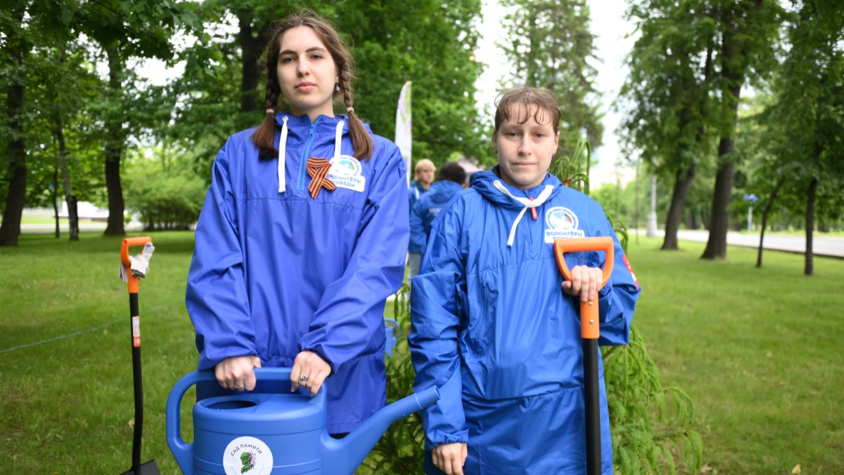 Активисты движения «Волонтеры Победы» Ярослава Буняк и Ольга Чурилова уже четвертый год подряд участвуют в акции «Сад памяти», которая в этом году проходит у стен Музея Победы в Москве