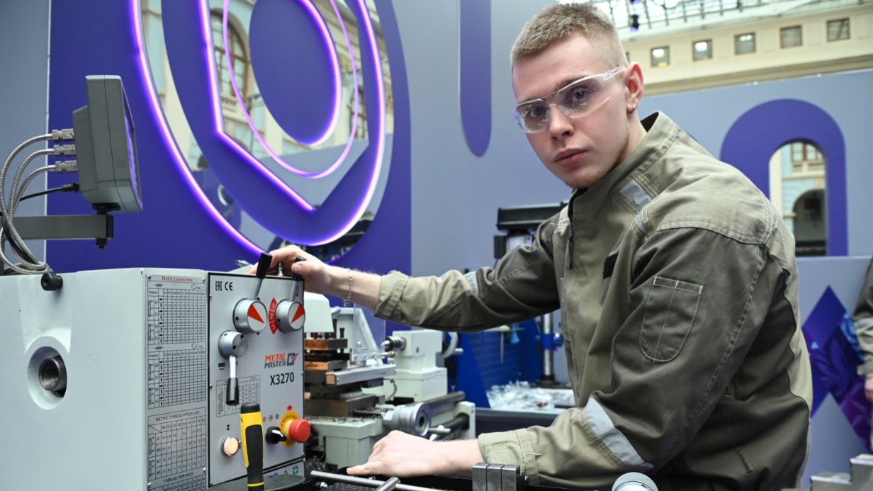 Форум колледжей в Гостином Дворе. Антон Зимин, учащийся на курсе технологии машиностроения в Политехническом колледже № 8 имени Павлова, демонстрирует полученные навыки