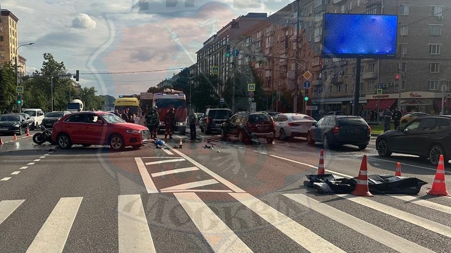 Человек погиб в результате ДТП с участием мотоцикла в центре Москвы