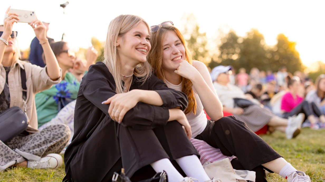 Москвичей и туристов пригласили на программу, посвященную Дню молодежи