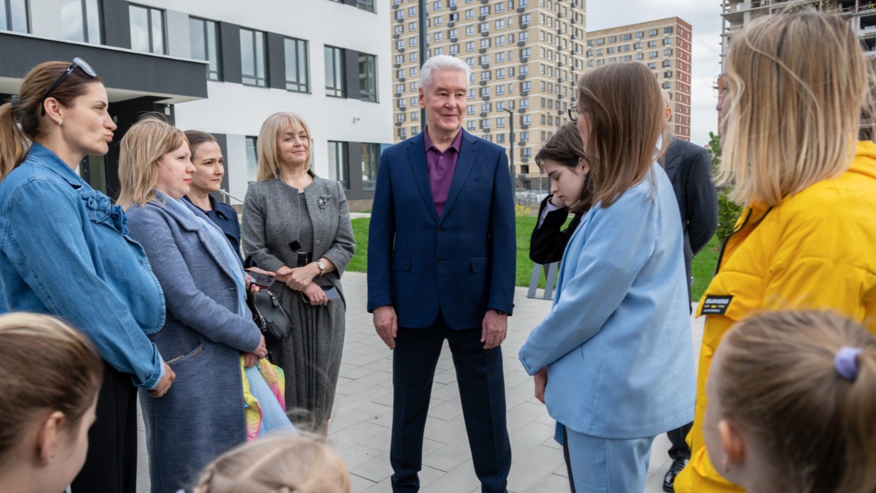 Мэр Москвы Сергей Собянин (в центре) осмотрел новый корпус школы № 2083, построенный недалеко от деревни Алхимово в ТиНАО. Город и инвесторы создают современные образовательные комплексы в разных районах столицы