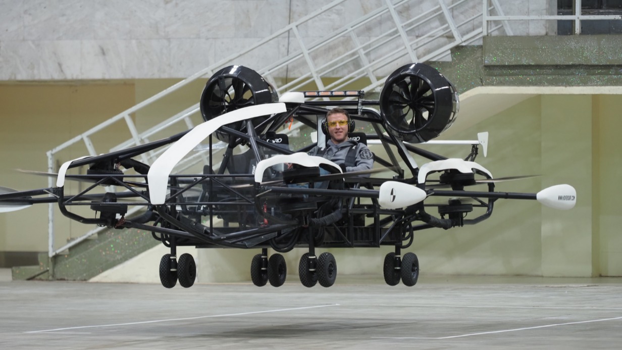 Испытания прототипа летающего такси Ховер на малой спортивной арене Лужников. За рулем — операционный директор компании-разработчика Александр Скалов