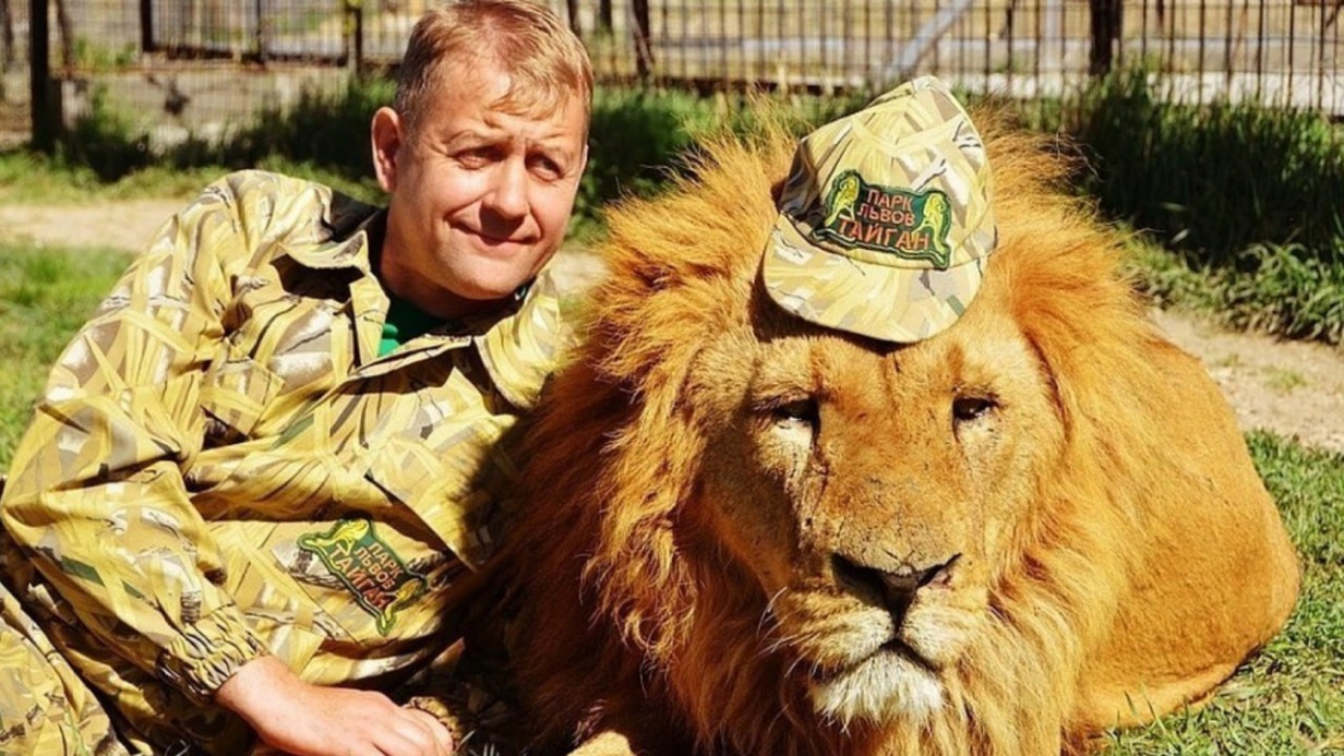 Директор крымского сафари-парка «Тайган» Олег Зубков с одним из хищников
