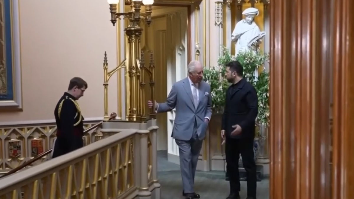 Почему Зеленский пришел к Карлу III в костюме