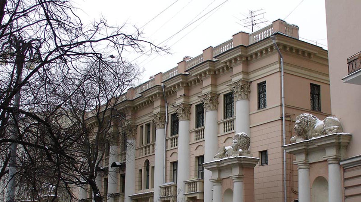 Реставрация львов на воротах дома в Ермолаевском переулке завершится в 2026 году