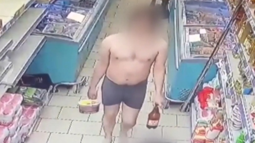 Двое полуголых и босых мужчин украли шашлык с пивом из магазина в Зеленограде