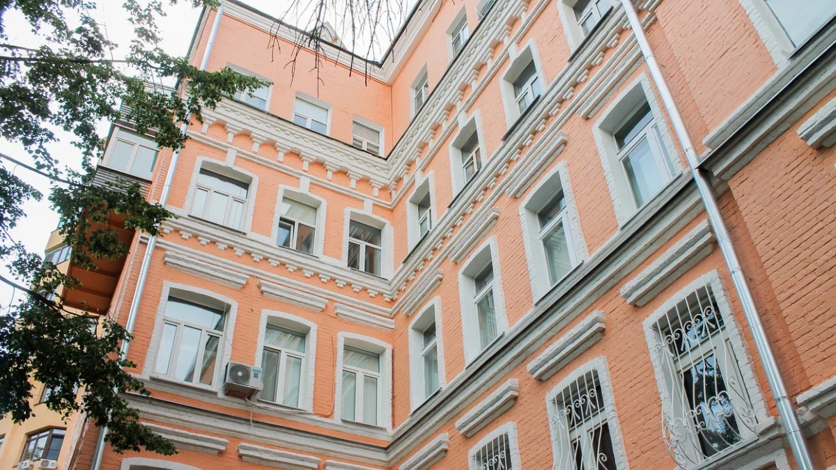 В центре столицы проходят работы по капитальному ремонту жилого дома 1906 года постройки, возведенного в стиле неоклассицизма