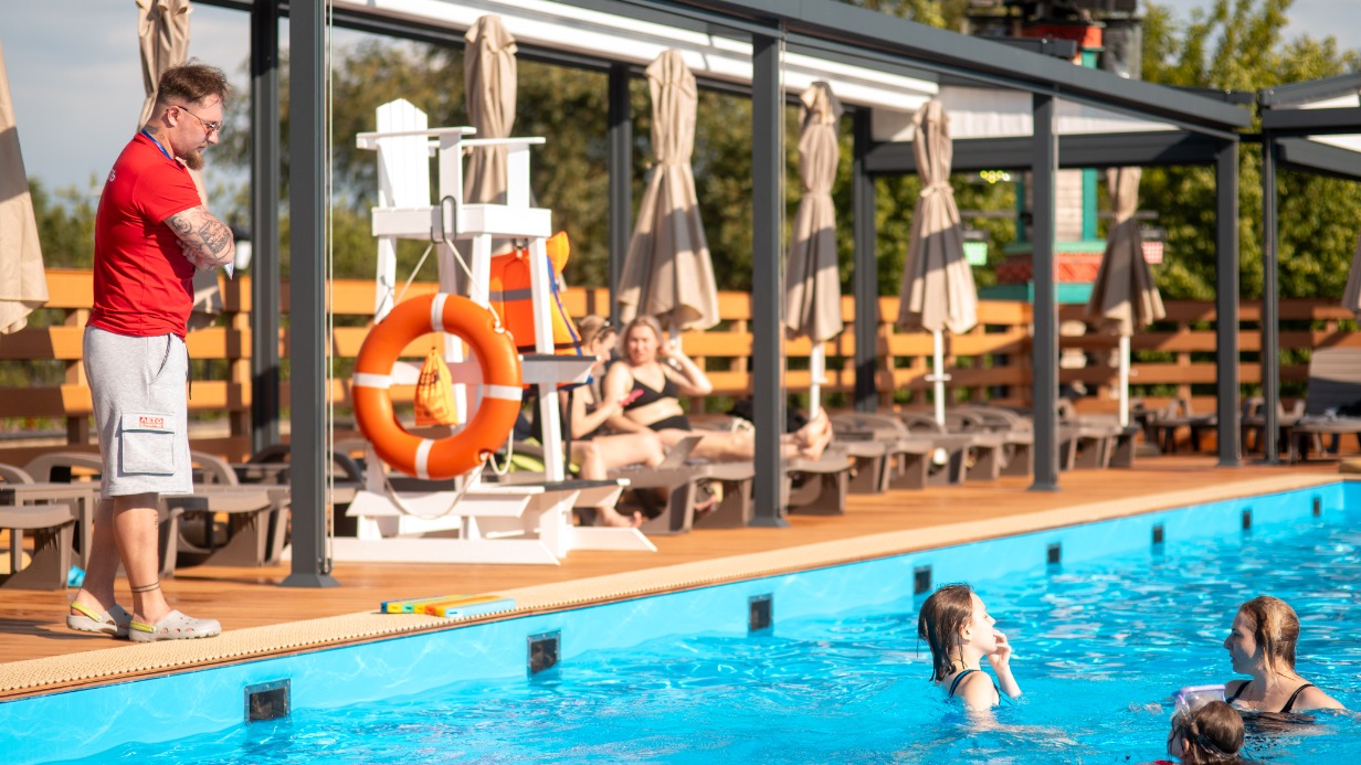 «Московские сезоны» установили перголы на летних бассейнах — теперь отдых удобен даже в дождь