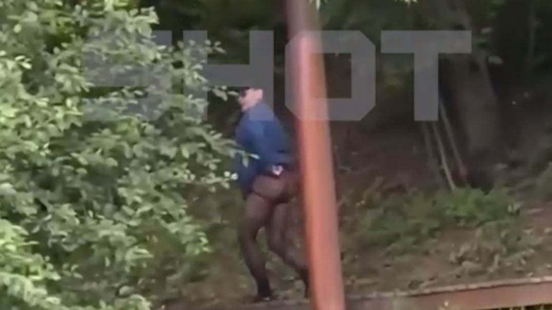 Шокирует горожан: дедушка в капроновых колготках ежедневно гуляет в Чертанове