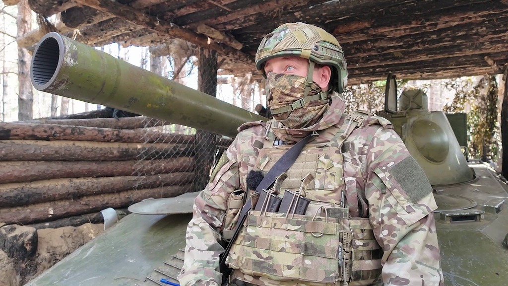 Командир орудия с позывным «Снеговик» знает, что от выучки его подчиненных зависят жизни боевых товарищей, находящихся в десятках километров от них