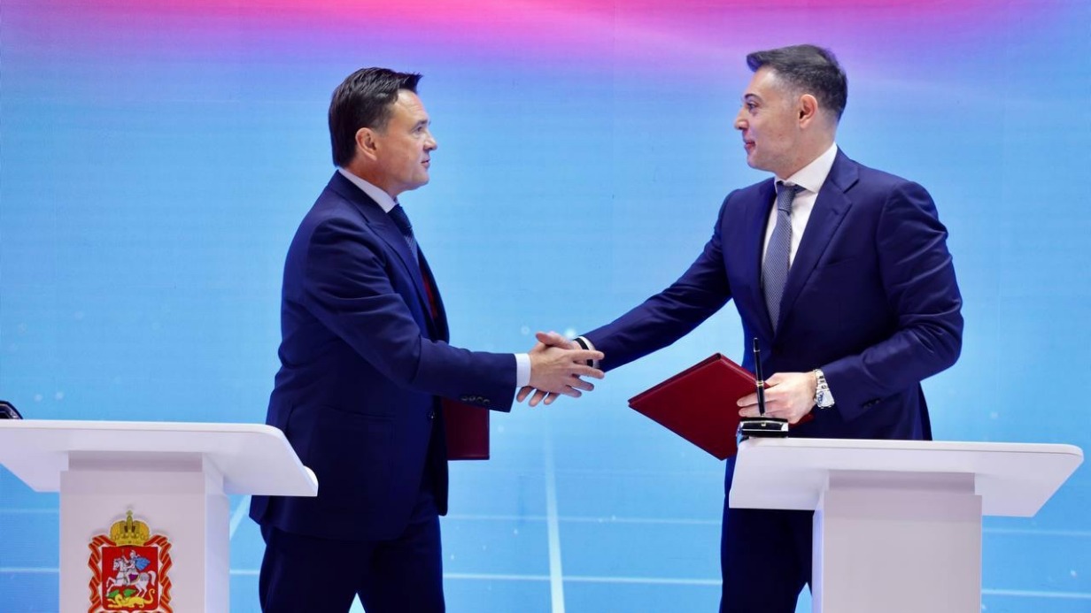 Губернатор Московской области Андрей Воробьев (слева) и гендиректор МегаФона Хачатур Помбухчан подписали соглашение