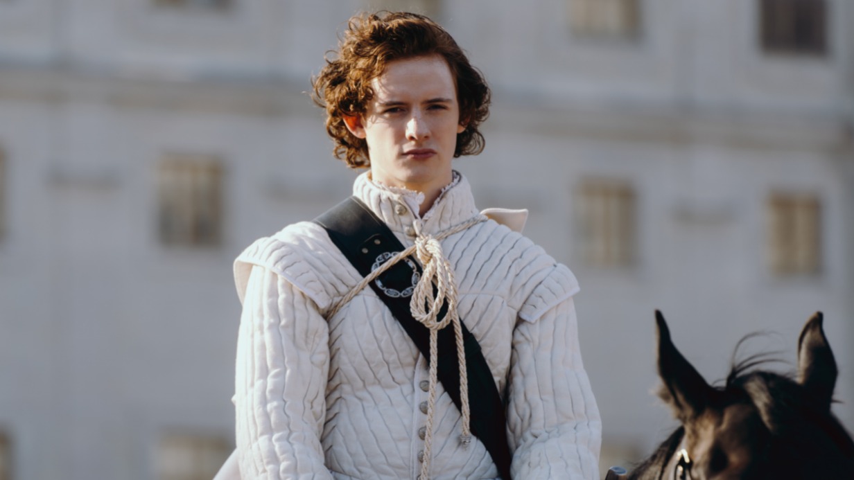 Илье Виногорскому для новой роли герцога на съемках российского сериала «Этерна» пришлось быстро освоить навыки верховой езды и фехтования