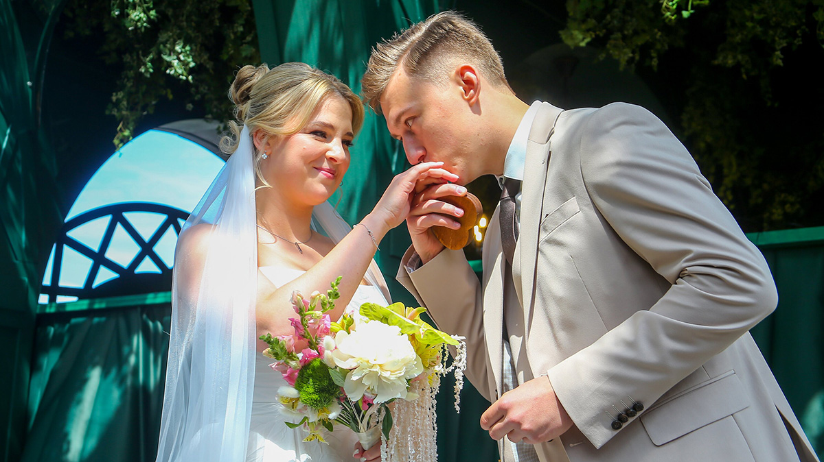 Влюбленные из Москвы поженятся в числе 200 пар со всей страны в Национальном центре «Россия» 