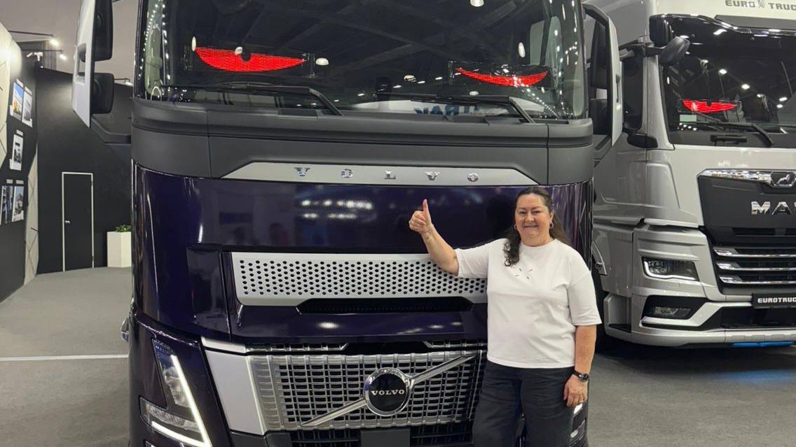 «Лучше логотип КамАЗа»: Volvo отреагировала на фото Вяльбе на фоне вакс-грузовика