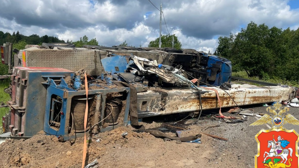 Автокран перевернулся на трассе в Подмосковье