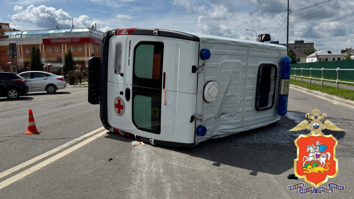 Скорая перевернулась после ДТП с легковушкой в подмосковном Егорьевске